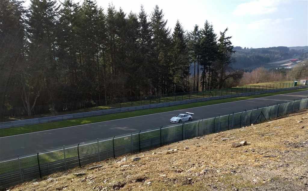 Kevin i fuld fart på Spa Francorchamps, det må være det område som kaldes Blanchimont, den meget lange bløde kurve op mod den tidligere busstop chikane før målstregen.
(Foto: Aquila Synergi Cup)